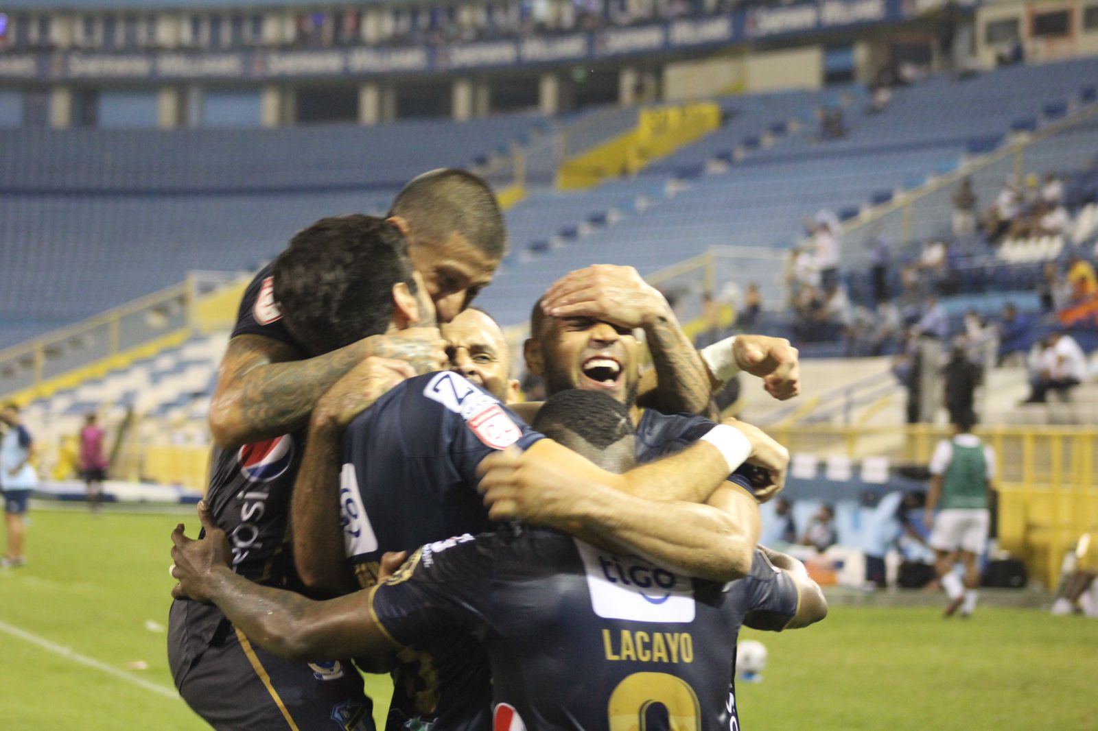 Los jugadores de Comunicaciones festejan el con conseguido por Junior Lacayo frente al Alianza, de El Salvador. (Foto La Red).