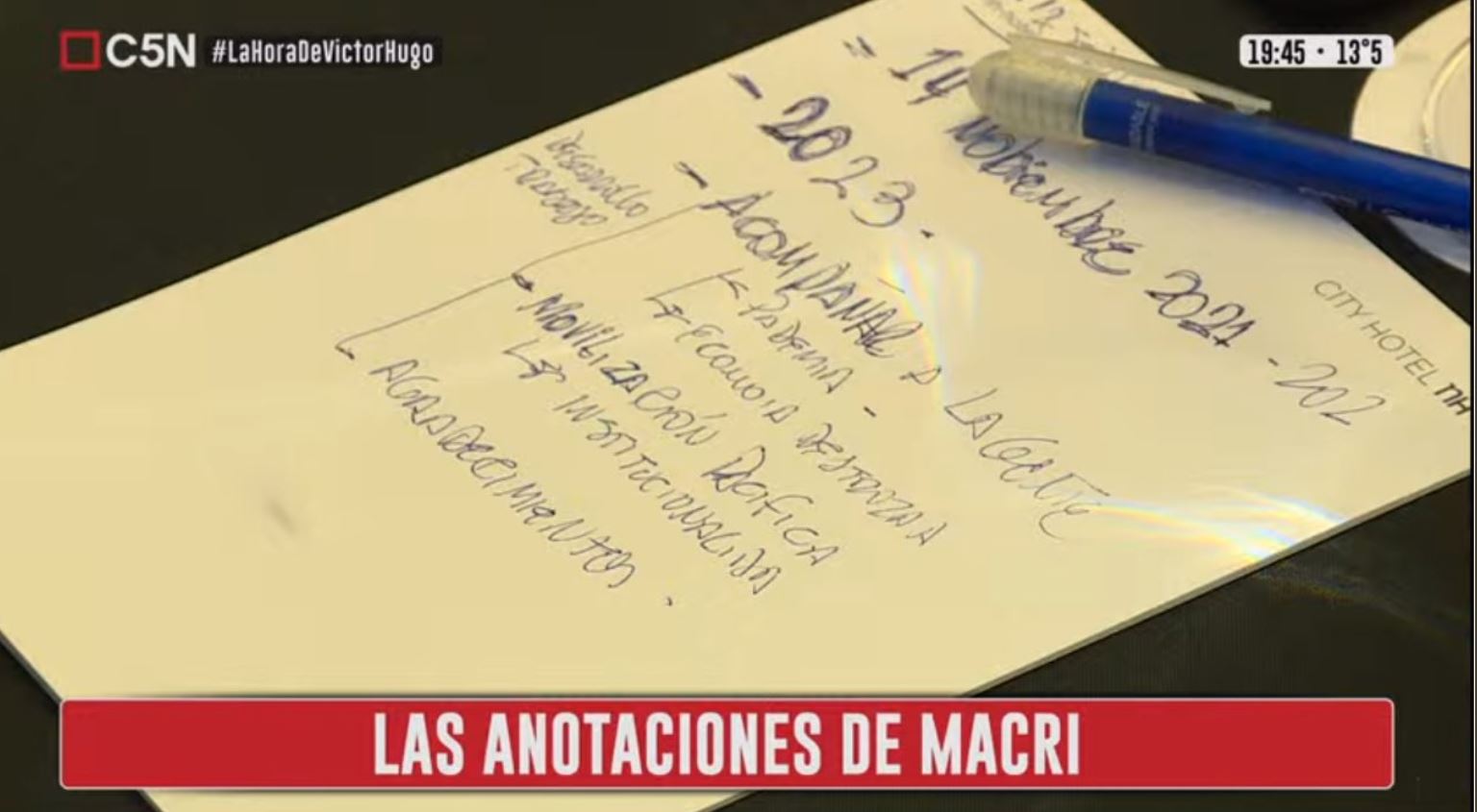 
Los errores de escritura del expresidente de Argentina, Mauricio Macri, fueron captados por la televisión. (Foto Prensa Libre: Tomada de @ALETEMP)
