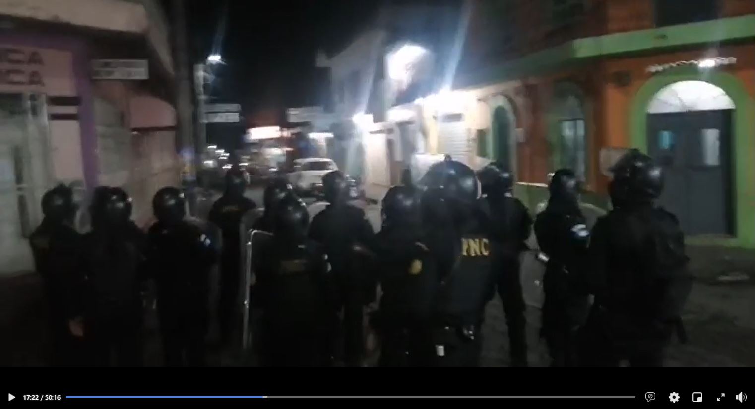 Vecinos de Cuyotenango, Suchitepéquez, se enfrentan a agentes de la PNC. (Foto Prensa Libre: Captura de pantalla del Facebook de Temerario Morales)