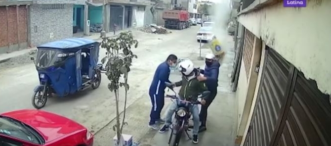 Asaltantes intentan robarle a un motorista en Lima, Perú. (Foto Prensa Libre: Youtube Latina.Pe)