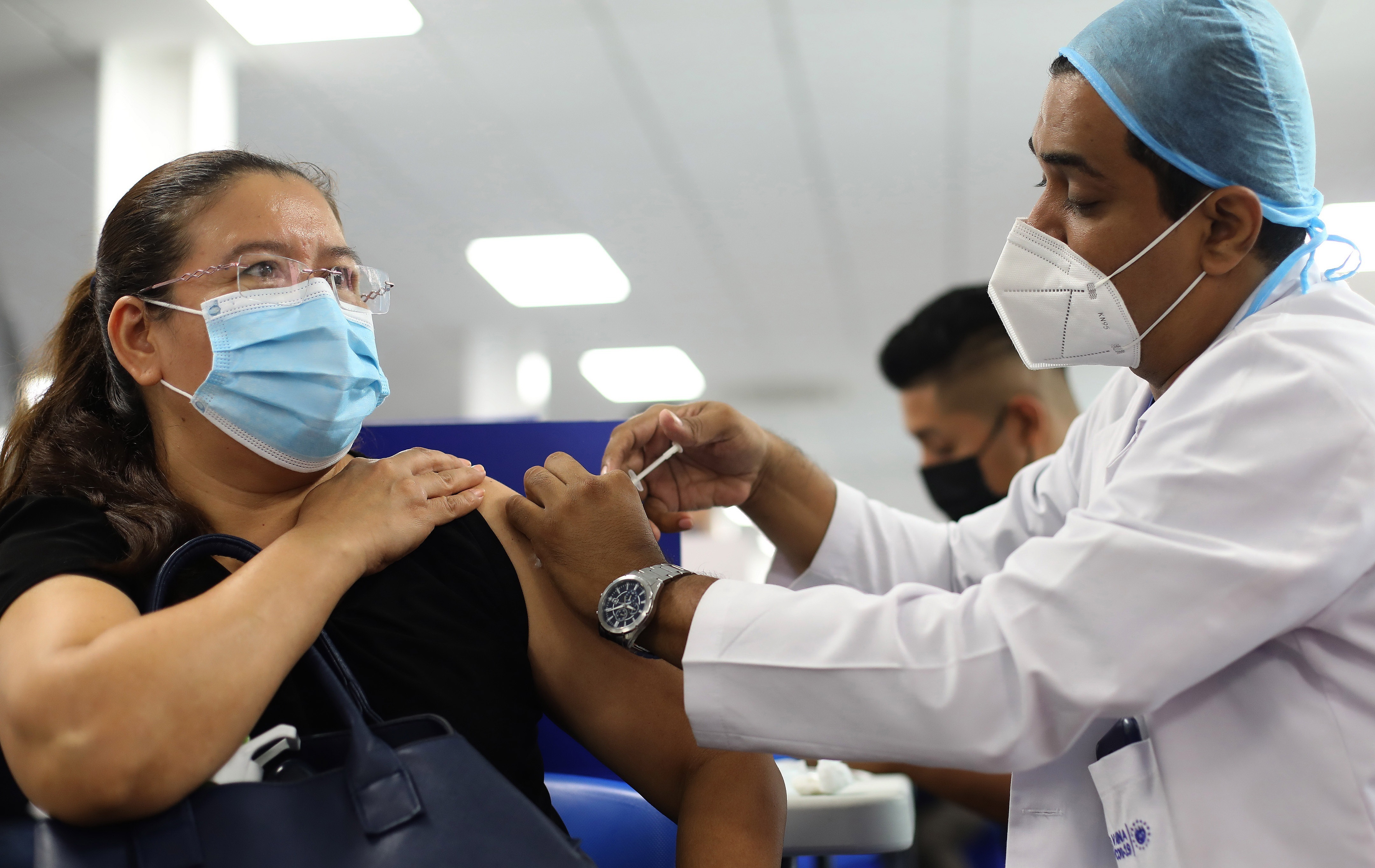 Una mujer recibe la segunda dosis de la vacuna contra el covid-19 en un hospital de San Salvador. (Foto Prensa Libre: EFE)