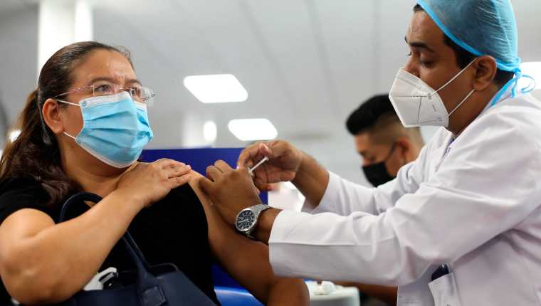 Una mujer recibe la segunda dosis de la vacuna contra el covid-19 en un hospital de San Salvador. (Foto Prensa Libre: EFE)