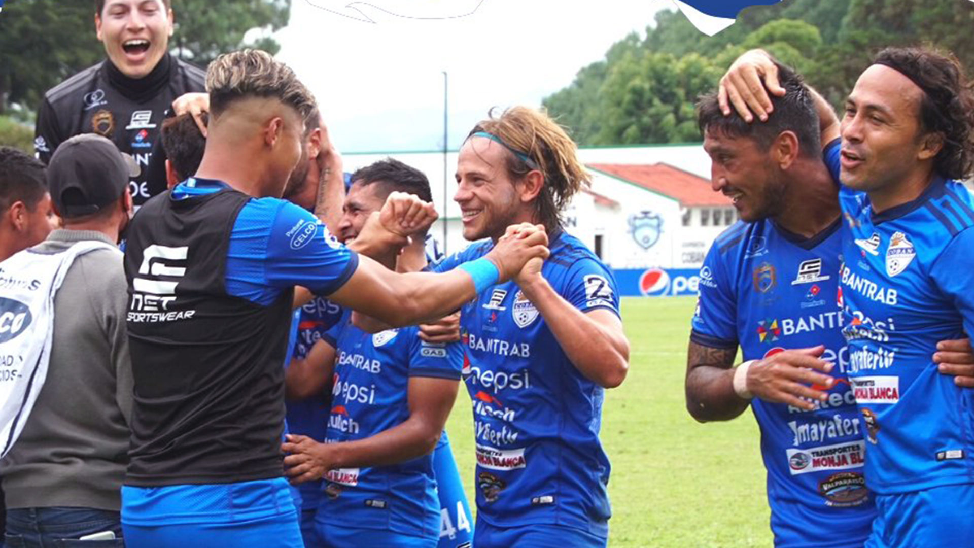 Los jugadores de Cobán Imperial festejan después de su triunfo 2-1 ante Iztapa en el Estadio José Ángel Rossi. (Foto Prensa Libre: CSD Cobán Twitter)