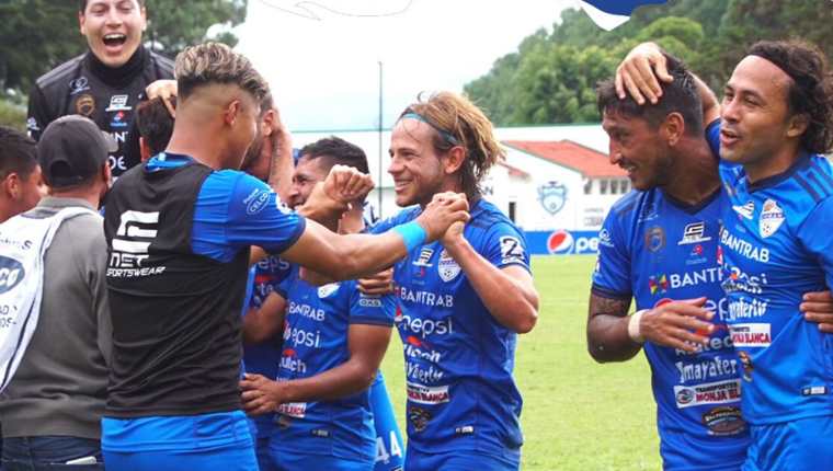 Los jugadores de Cobán Imperial festejan después de su triunfo 2-1 ante Iztapa en el Estadio José Ángel Rossi. (Foto Prensa Libre: CSD Cobán Twitter)