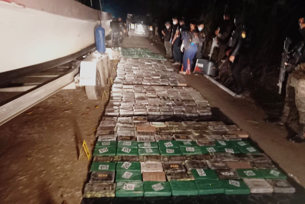 Agentes de la PNC contabilizan paquetes de cocaína incautados en Puerto Barrios, Izabal. (Foto Prensa Libre: PNC)