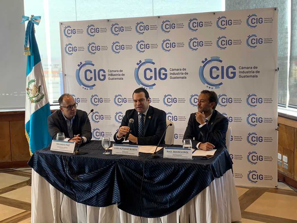 Rolando Paiz de Pronacom, Luis Alfonso Bosch, presidente de CIG y Raúl Bouscayrol, miembro de Junta Directiva de CIG. (Foto Prensa Libre: Cortesía)