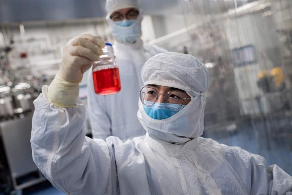El coronavirus causó una crisis sanitaria y económica mundial desde que fue detectado en China y se propagó rápidamente. (Foto Prensa Libre: AFP)