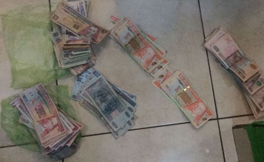 Dinero decomisado en cateos para capturar a señalados de vender plazas de trabajo. (Foto Prensa Libre: MP)
