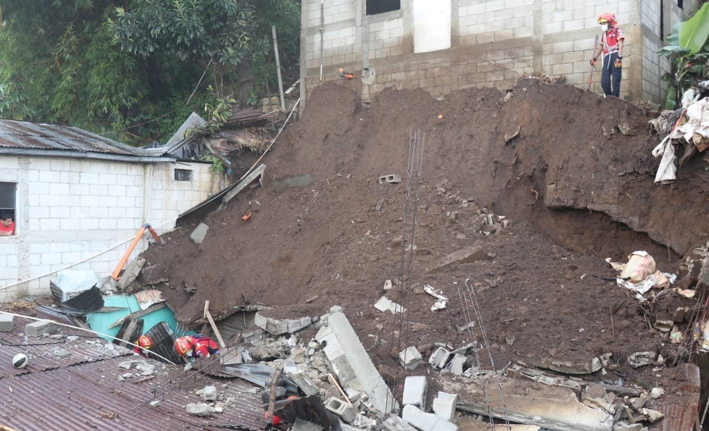 Deslizamiento que ocurrió en zona 12 de Villa Nueva. (Foto Prensa Libre: Bomberos Municipales) 