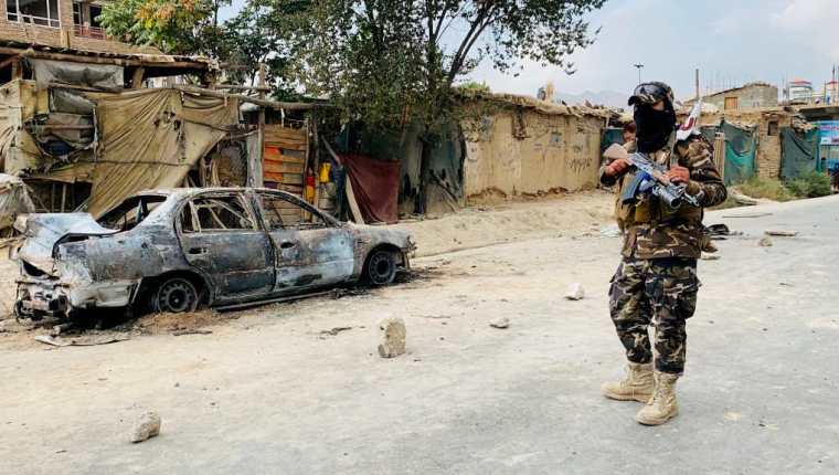 Kabul (Afghanistan), 30/08/2021.- Taliban stands guard near a vehicle which was used to fire rockets at the Hamid Karzai International Airport in Kabul, Afghanistan, 30 August 2021. Multiple rockets fired from a car landed near the Kabul airport on 30 August. The process of withdrawing the 5,000 United States military personnel deployed to Kabul's airport for the evacuation of Americans and Afghan allies is under way in the face of 