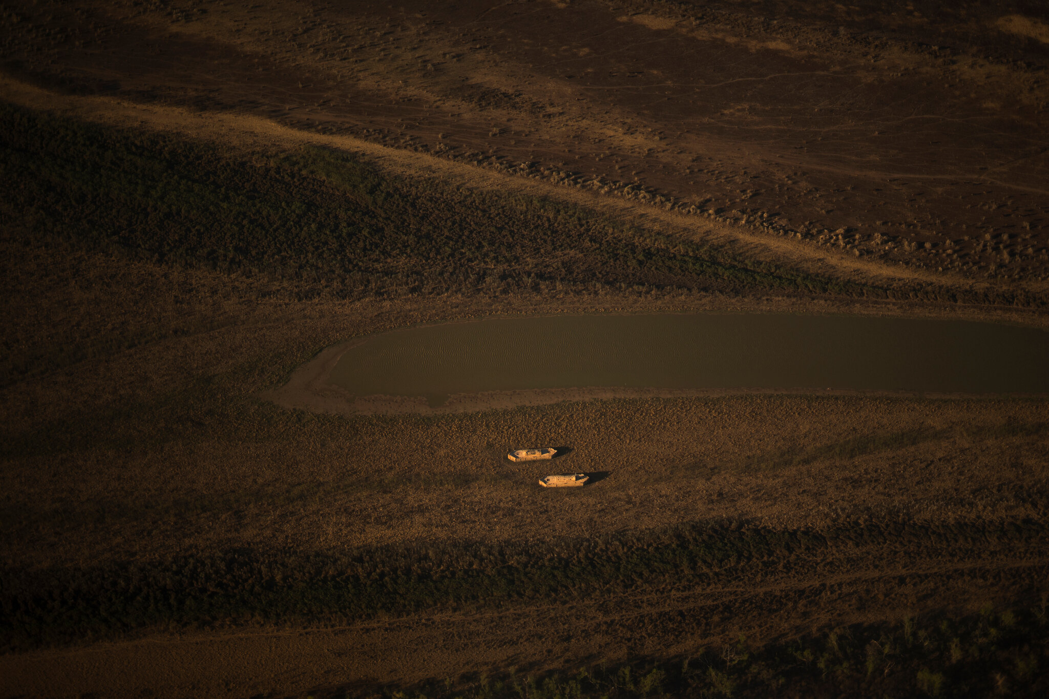 El mes pasado, cuando el río Paraná  retrocedió, dos viejos buques de cemento quedaron al descubierto (Sebastian López/The New York Times)