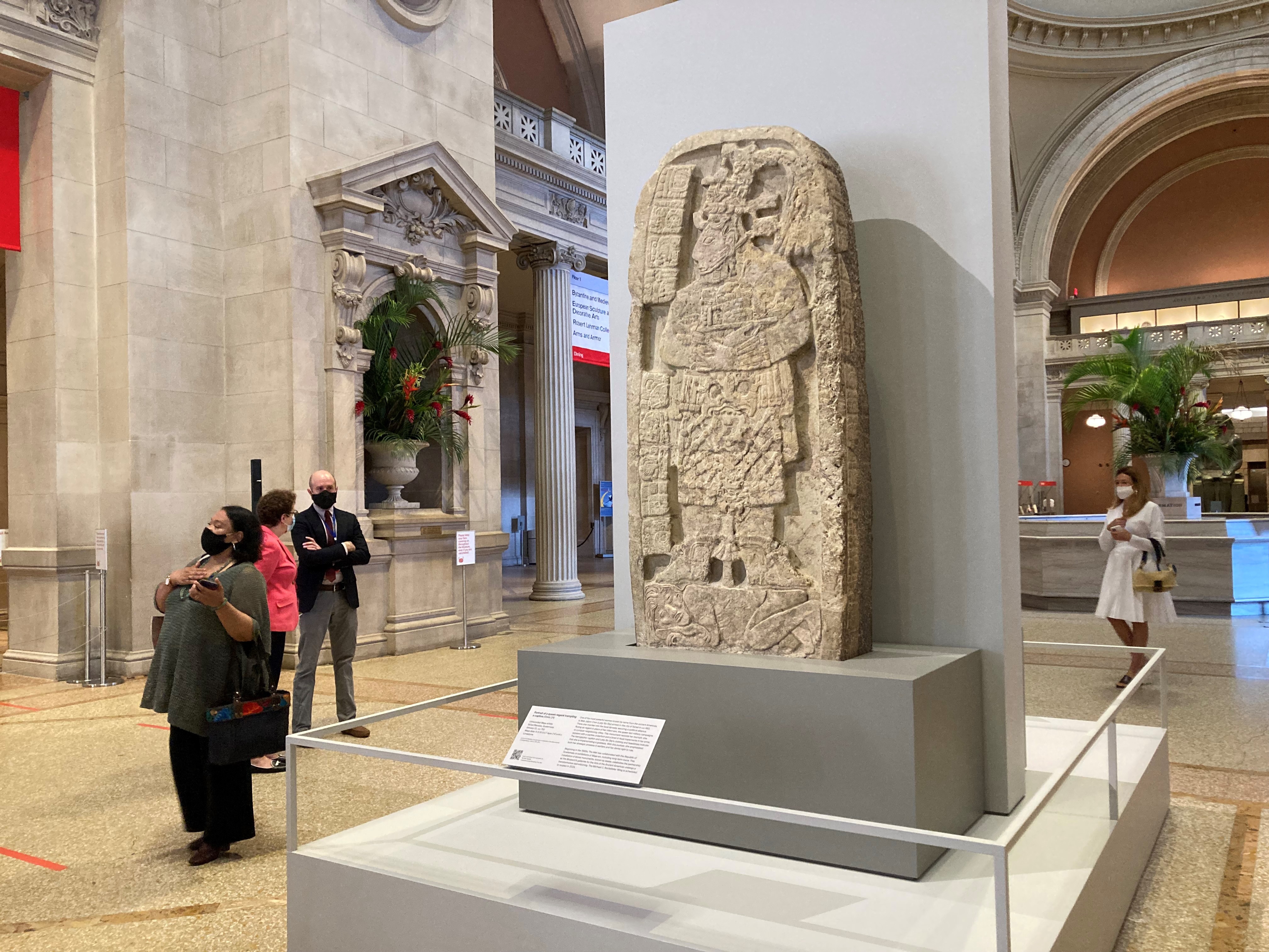 El Met celebra el arte maya con dos monumentos de Guatemala en su entrada