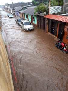 Correntadas de agua descienden de la parte alta de El Tejar, Chimaltenango, lo que causa serias inundaciones. (Foto Prensa Libre: Joseph Márquez) 
