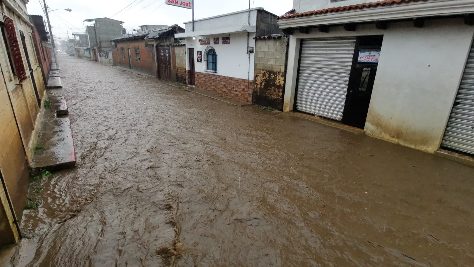 
La calle de El Calvario, en la zona 1 de El Tejar, Chimaltenango, es una de las más afectadas por la lluvia. (Foto Prensa Libre: César Pérez Marroquín)
