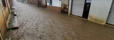 
La calle de El Calvario, en la zona 1 de El Tejar, Chimaltenango, es una de las más afectadas por la lluvia. (Foto Prensa Libre: César Pérez Marroquín)
