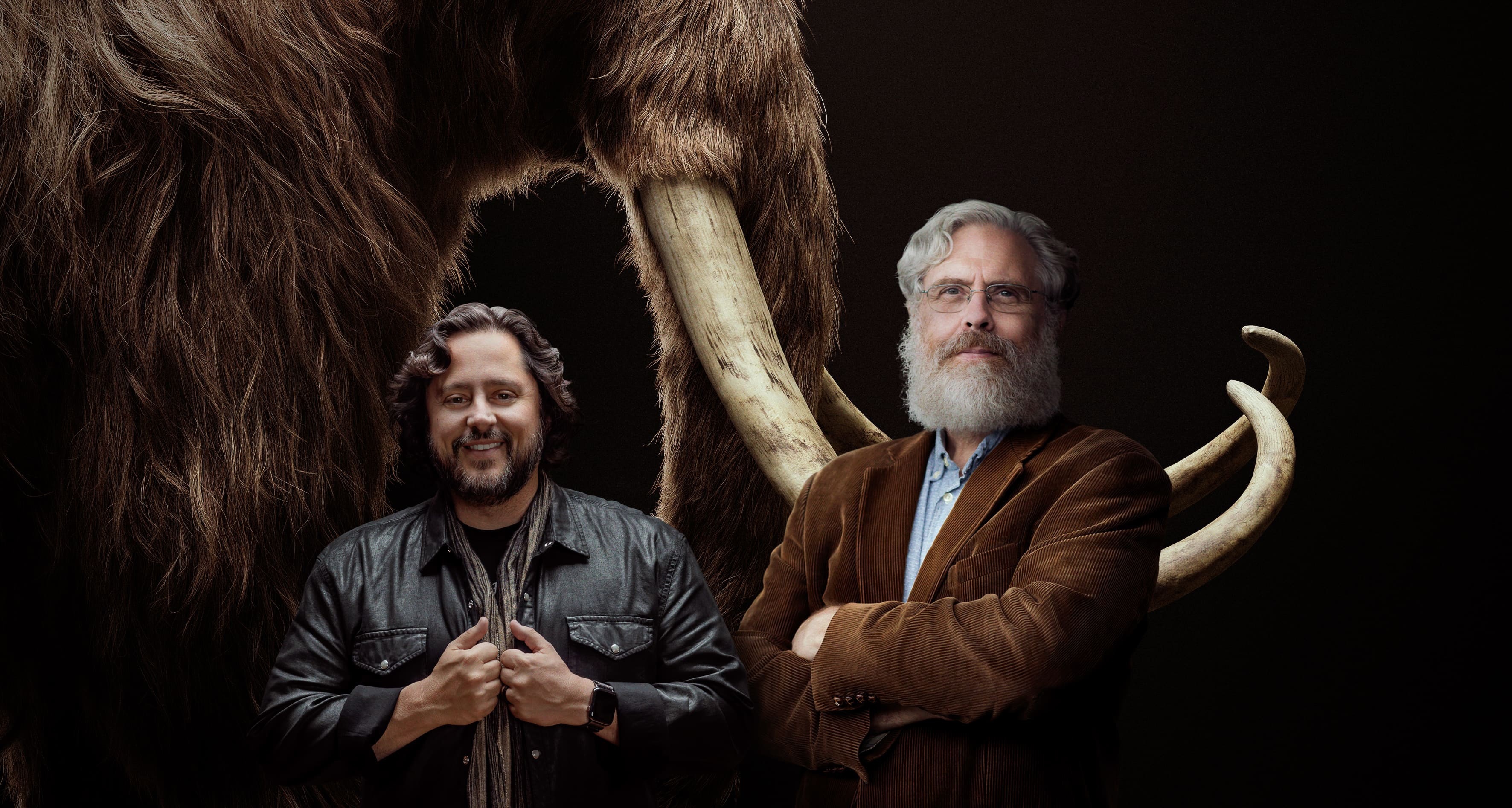 Fotografía cedida por la empresa Colossal donde aparecen sus cofundadores, los empresarios y científicos Ben Lamm y George Church, mientras posan frente a la imagen de un mamut.  (Foto Prensa Libre: EFE)