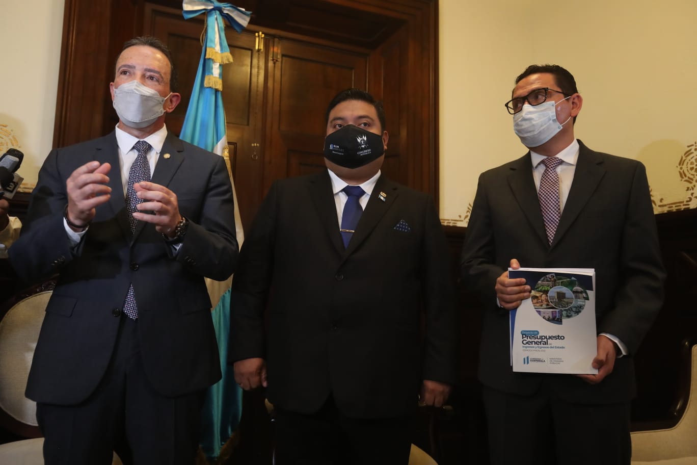 El ministro de Finanzas, Álvaro González Ricci entregó Proyecto de Presupuesto 2022 al presidente del Congreso de la República Allan Rodríguez. (Foto Prensa Libre: Juan Diego González)