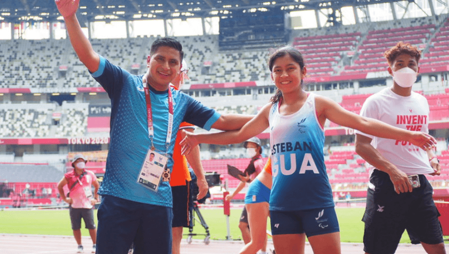 Ericka Esteban (D) junto con su entrenador Marvin Tumax (I) durante los Juegos Paralímpicos de Tokio 2020. La paratleta quetzalteca compitió en la prueba de 400 metros T38. Foto Prensa Libre: Cortesía Marvin Tumax.