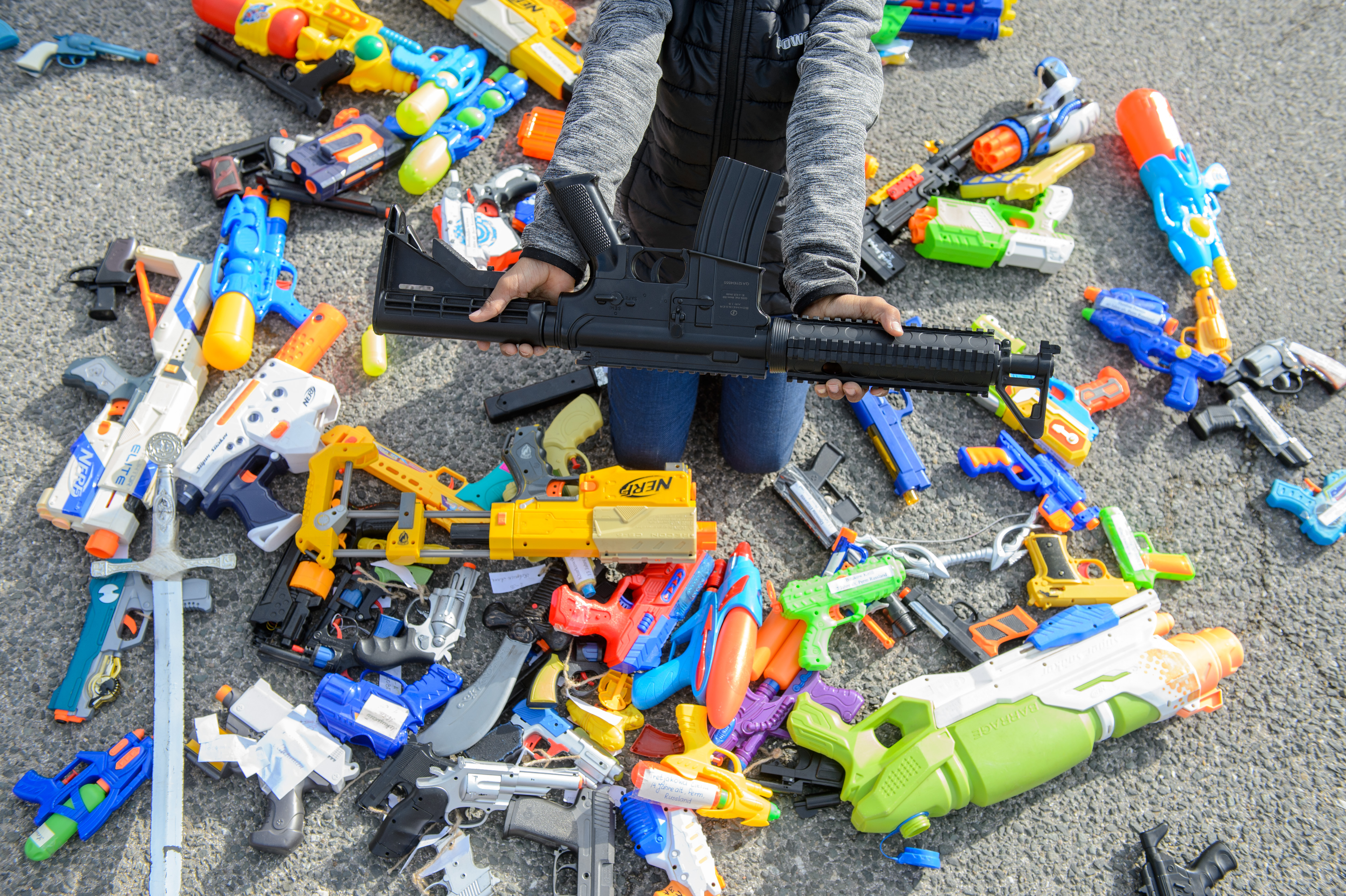 ¿Es peligroso que los niños jueguen a disparar armas?