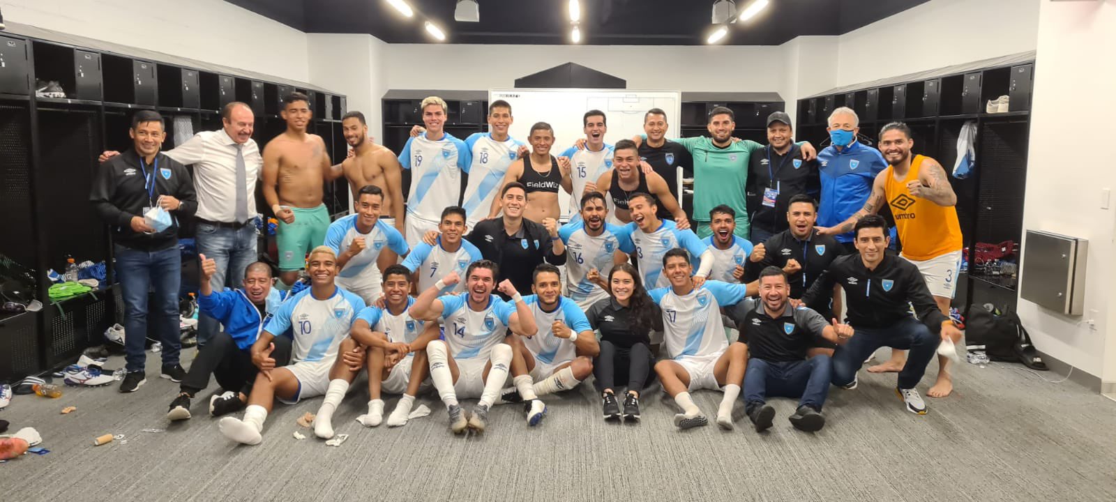 Los jugadores de la Selección de Guatemala festejan el triunfo en el amistoso contra El Salvador. (Foto Fedefut).