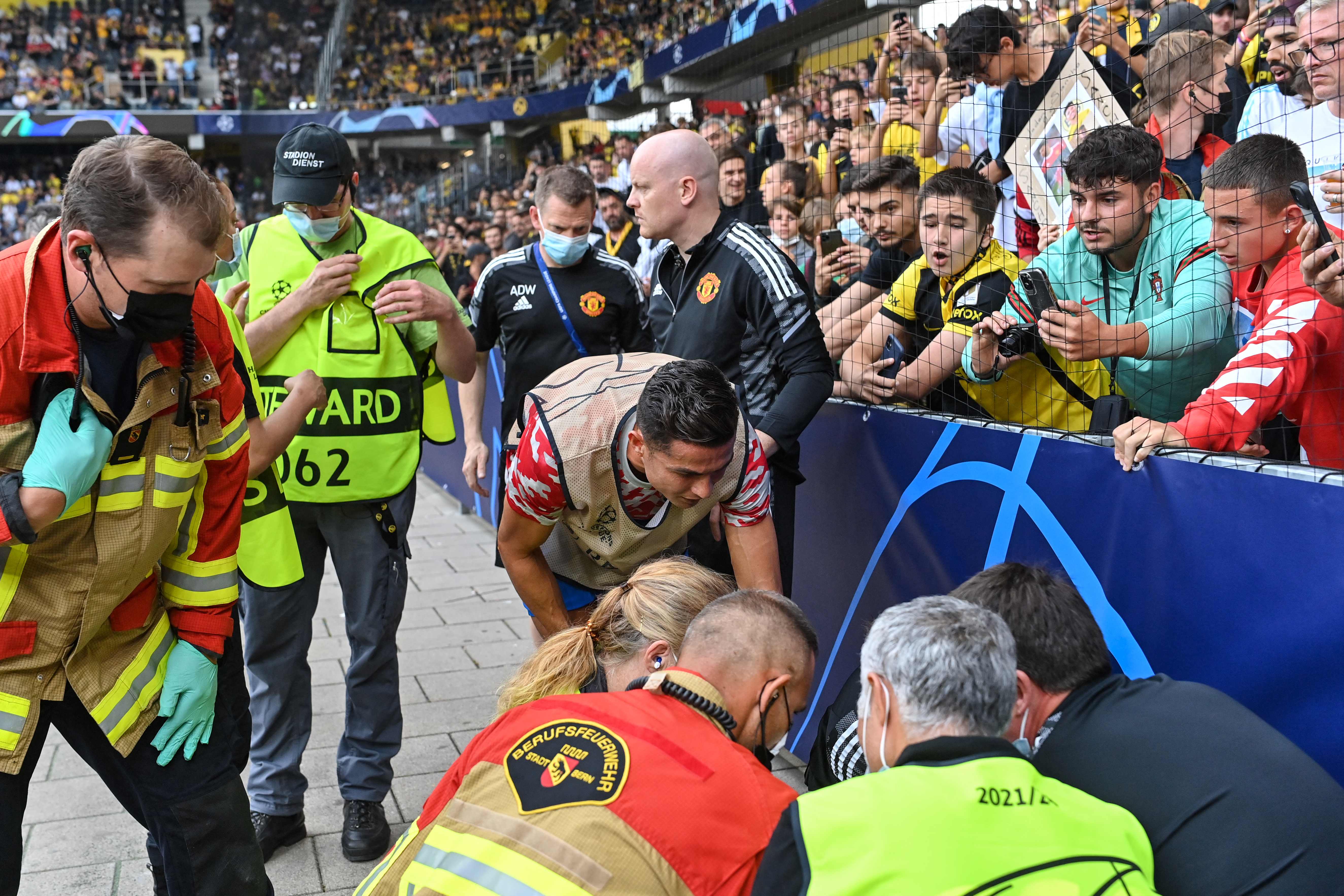 Cristiano Ronaldo se acerca al policía que recibió un fuerte pelotazo para asegurarse que esté bien. (Foto Prensa Libre: AFP)