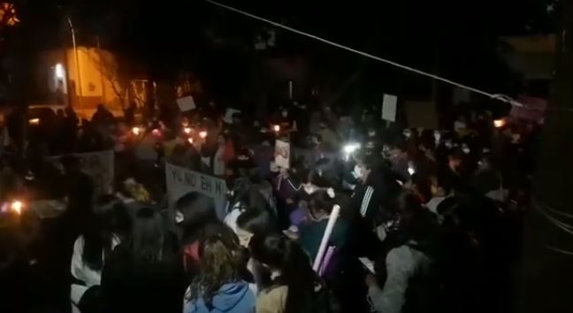 Multitudinaria marcha en Andalgalá, Argentina, para exigir justicia por la muerte de Eugenia Olivera. (Foto Prensa Libre: Tomada de @gabicastro25)