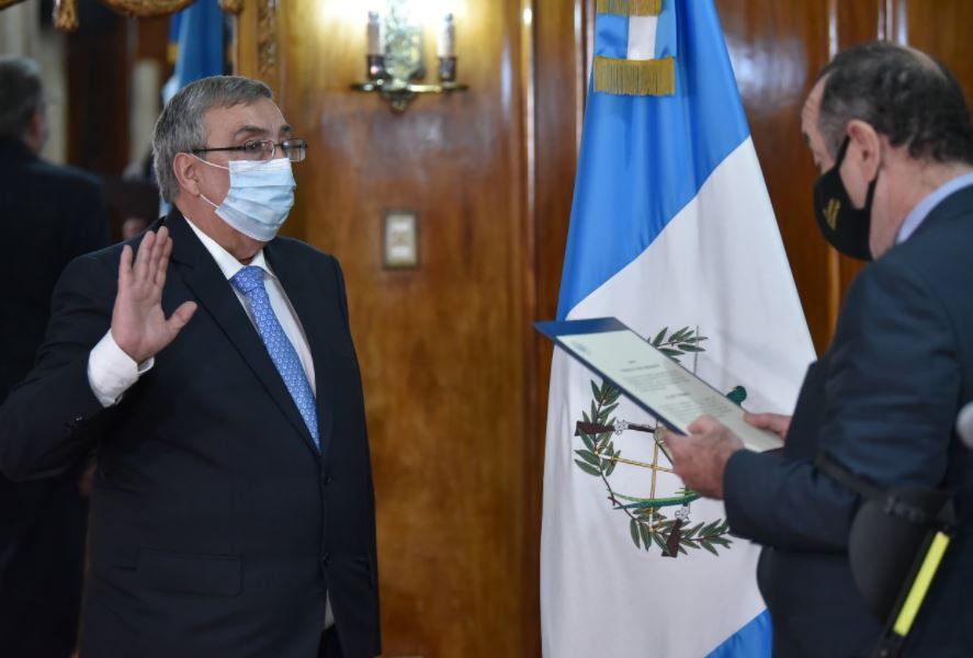 Alejandro Giammattei juramenta a Francisco Coma como titular del Ministerio de Salud. (Foto Prensa Libre: Esbin García) 