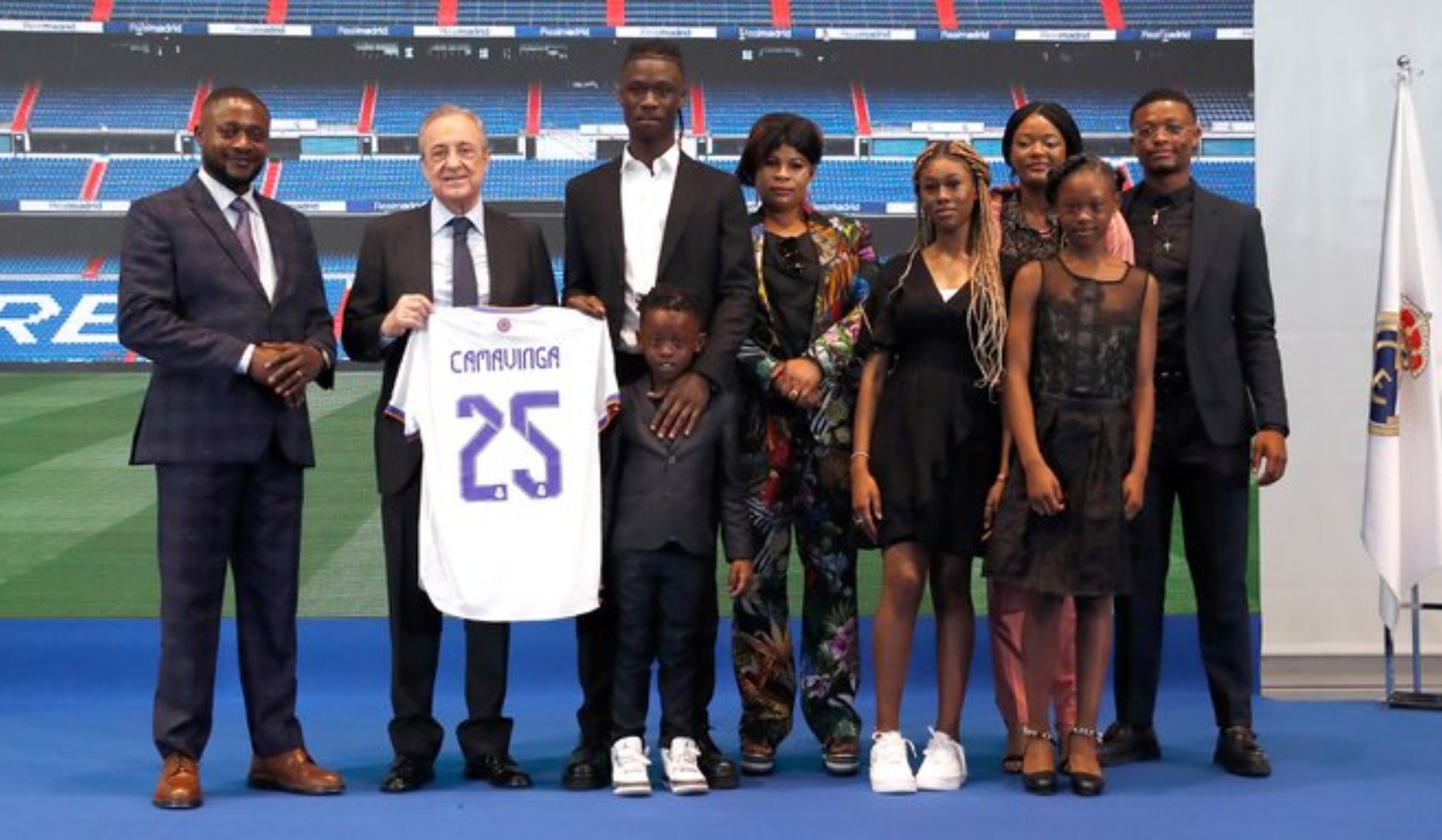 Acompañado por sus padres y hermanos, Eduardo Camavinga posó después con el presidente con una camiseta con su nombre y el número 25. Foto Real Madrid. 