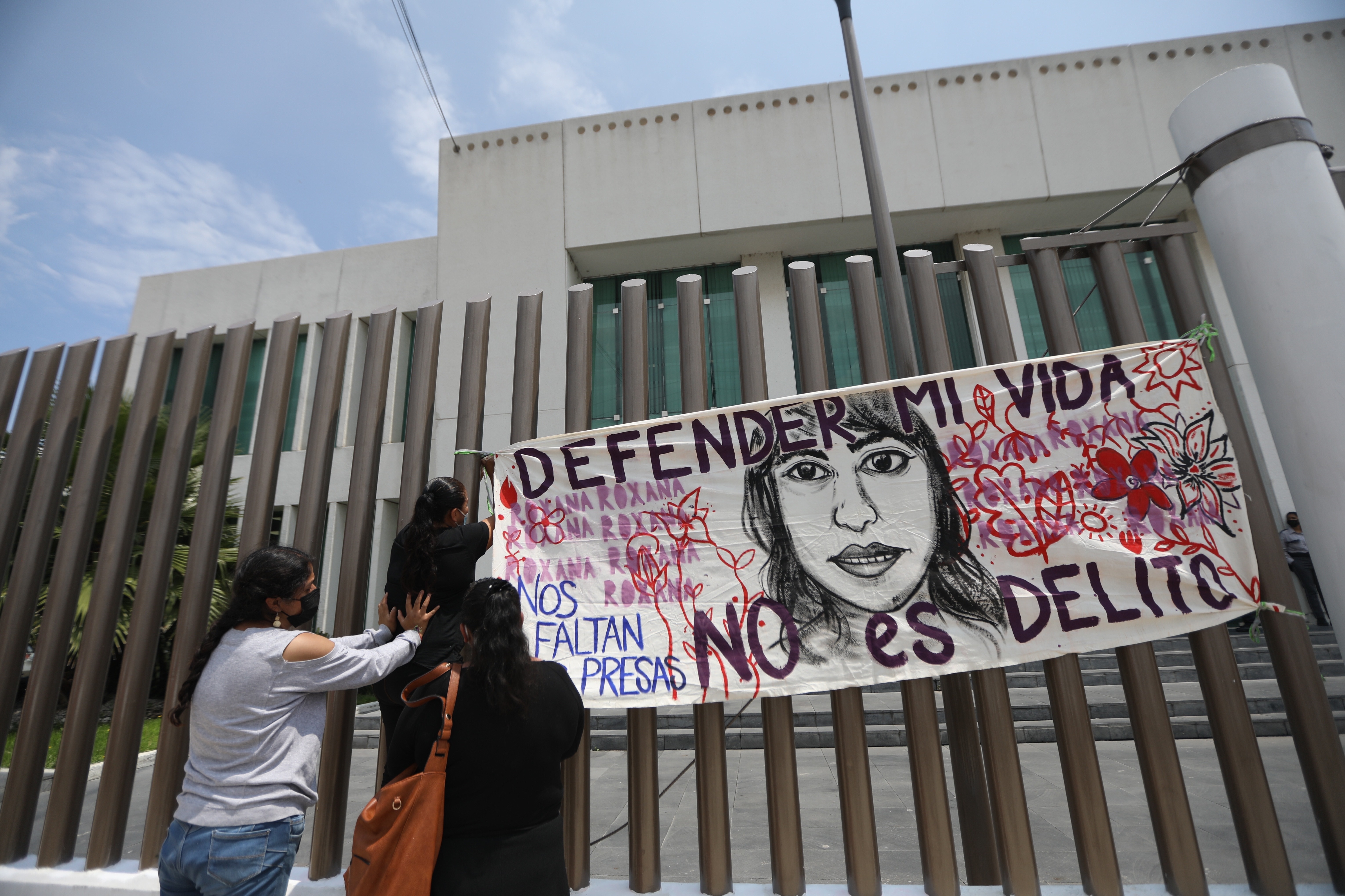 Familiares y amigos de Roxana Ruiz se manifiestan con una manta a las afueras del penal Neza-Bordo en Ciudad Nezahualcoyotl, Estado de México. (Foto Prensa Libre: EFE)