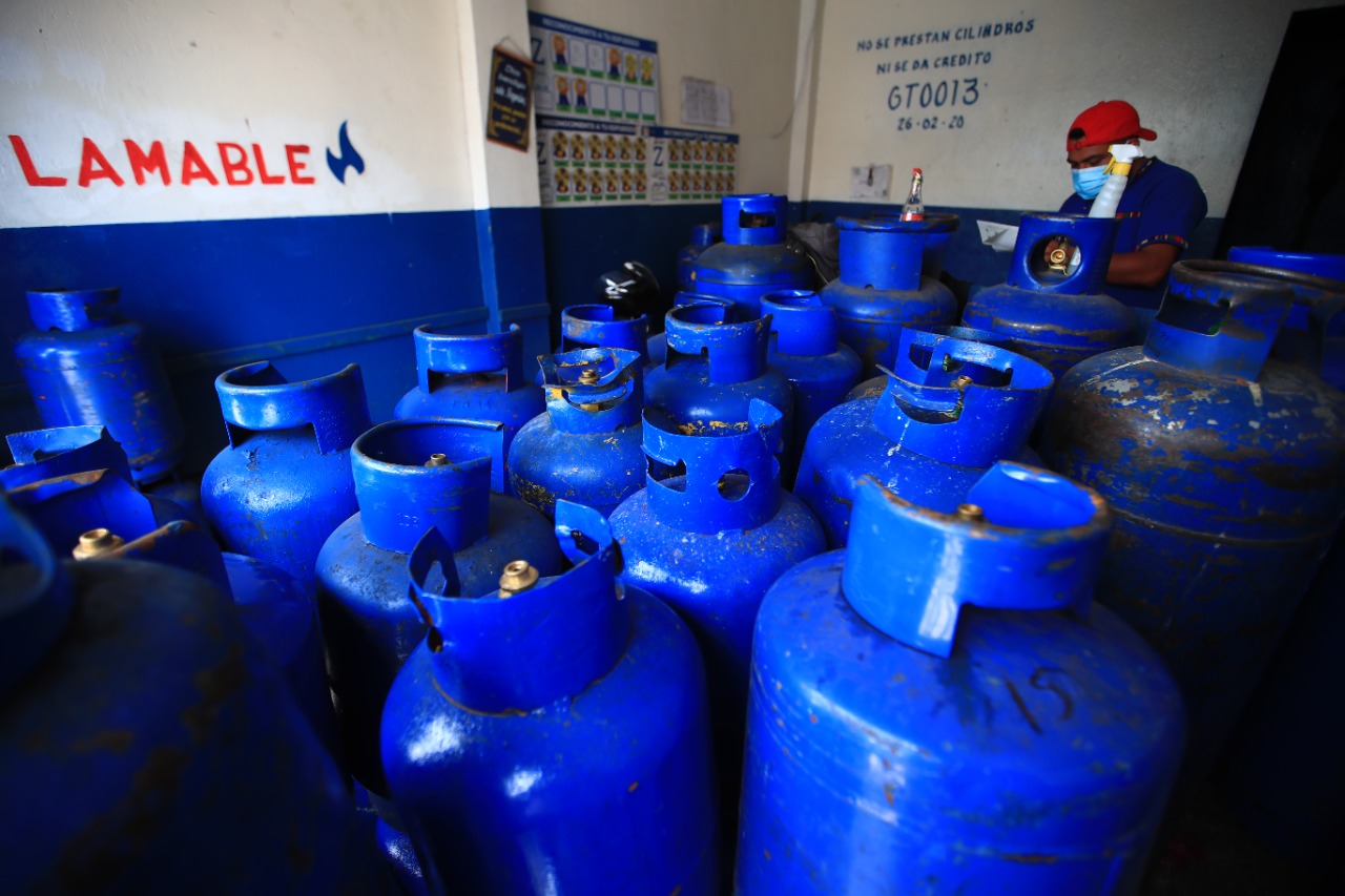 El precio del cilindro de gas registró este viernes un incremento de precio. (Foto Prensa Libre: Carlos Hernández Ovalle)  
