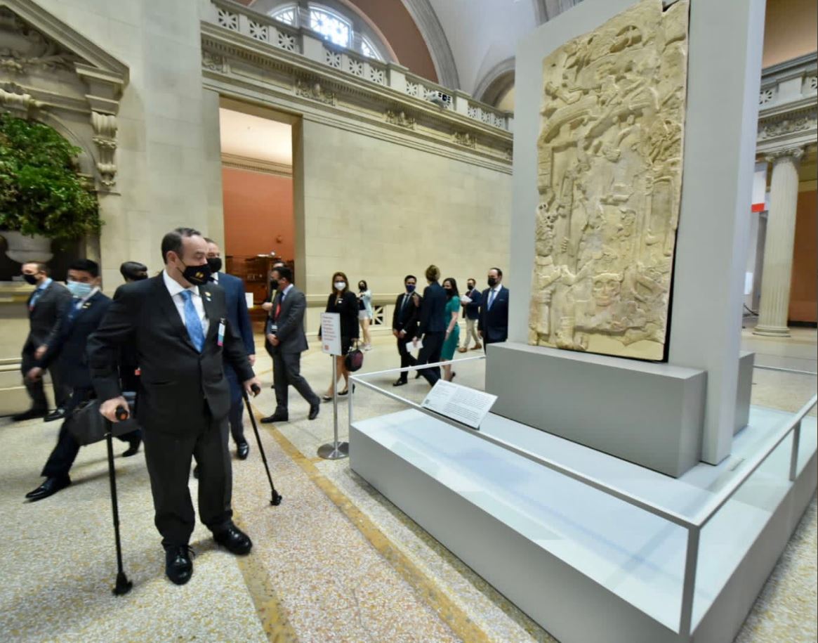 El presidente Alejandro Giammattei visitó el Museo Metropolitano de Arte en Nueva York, donde se exhiben tres piezas arqueológicas de Guatemala. (Foto Prensa Libre: Tomada de @DrGiammattei)