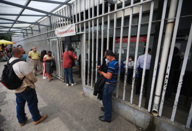 Guatemaltecos acuden a los servicios de Salud que además de la pandemia deben atender otras enfermedades. (Foto Prensa Libre: Carlos Hernández)