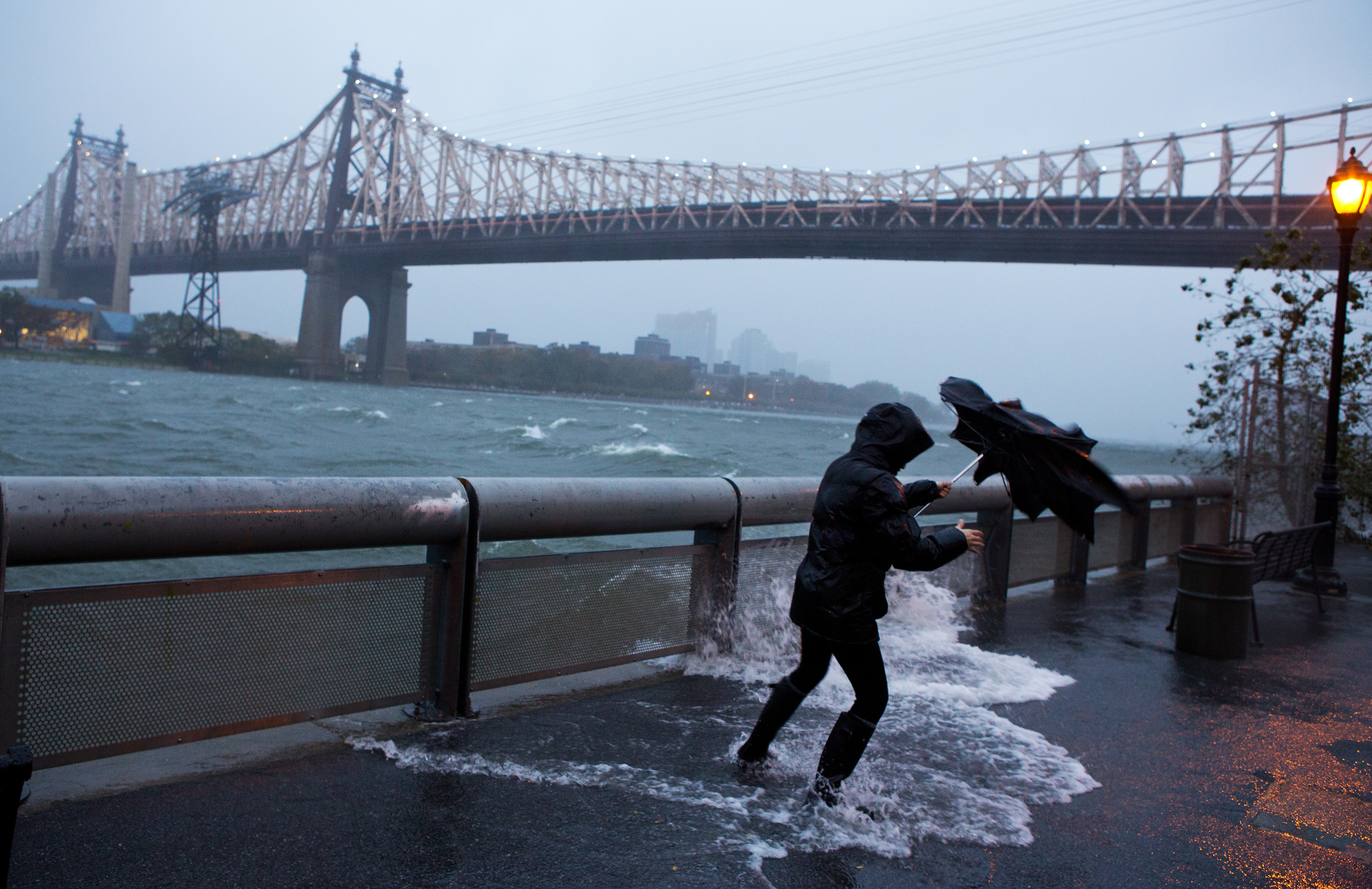 Las olas bañan un paso peatonal a lo largo del Franklin D. Roosevelt Drive en Manhattan cuando el huracán Sandy azotó Nueva York, el 29 de octubre de 2012. (Ruth Fremson/The New York Times)