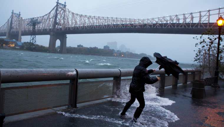 Las olas bañan un paso peatonal a lo largo del Franklin D. Roosevelt Drive en Manhattan cuando el huracán Sandy azotó Nueva York, el 29 de octubre de 2012. (Ruth Fremson/The New York Times)