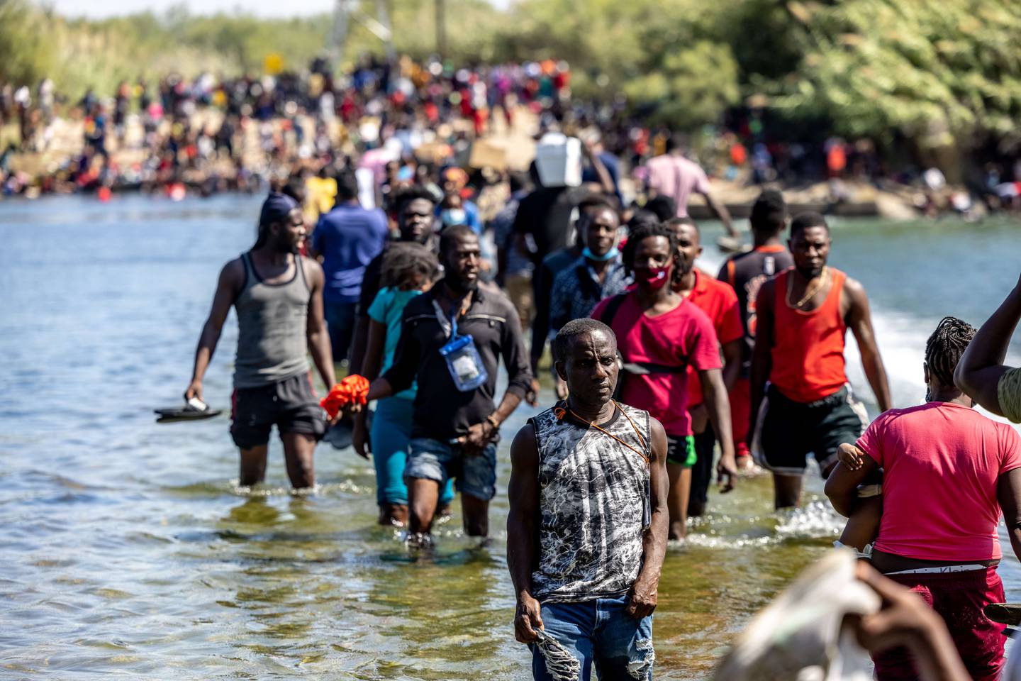 Miles de migrantes intentan llegar a Estados Unidos para mejorar sus condiciones de vida y huir de la violencia de sus países de origen. (Foto Prensa Libre: AFP)