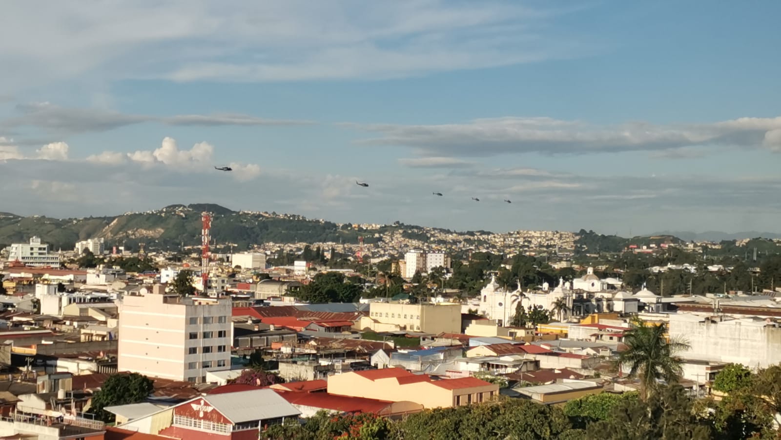 Cinco helicópteros militares sobrevolaron varios sectores de la Ciudad de Guatemala este lunes 13 de septiembre. (Foto Prensa Libre: César Pérez Marroquín)

