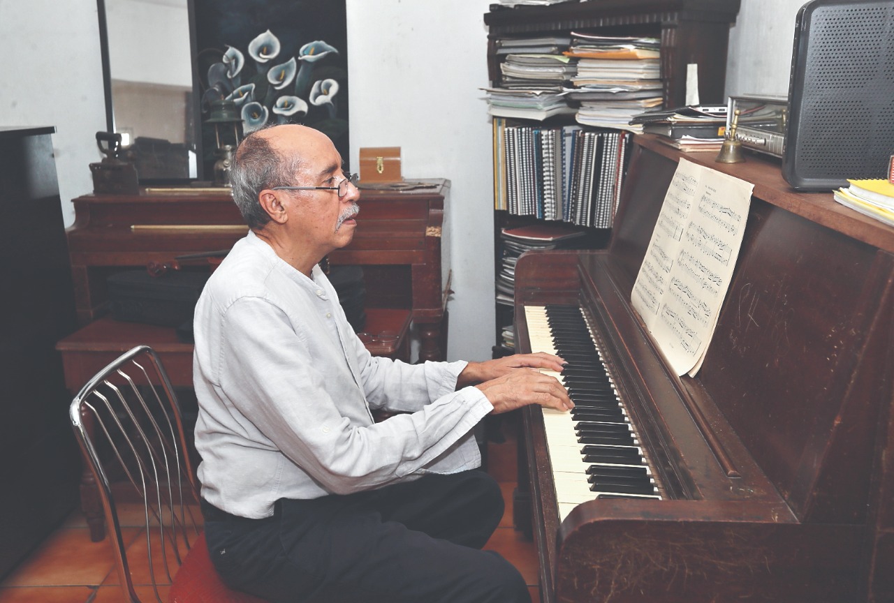 Igor de Gandarias, compositor 
e investigador guatemalteco de música académica,  está en plena creación de pieza audiovisual sobre  200 años de independencia. (Foto Prensa Libre, Erick Ávila)