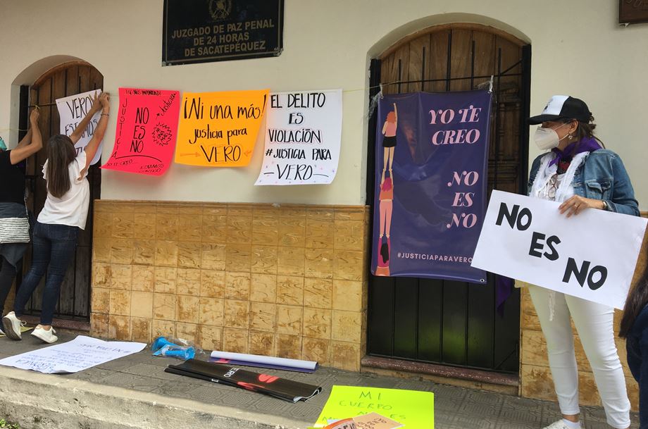 Personas muestran su apoyo Verónica Molina frente a Juzgado de Antigua Guatemala donde se lleva a cabo audiencia por en caso de violación. (Foto Prensa Libre: Emy Susana Sánchez)