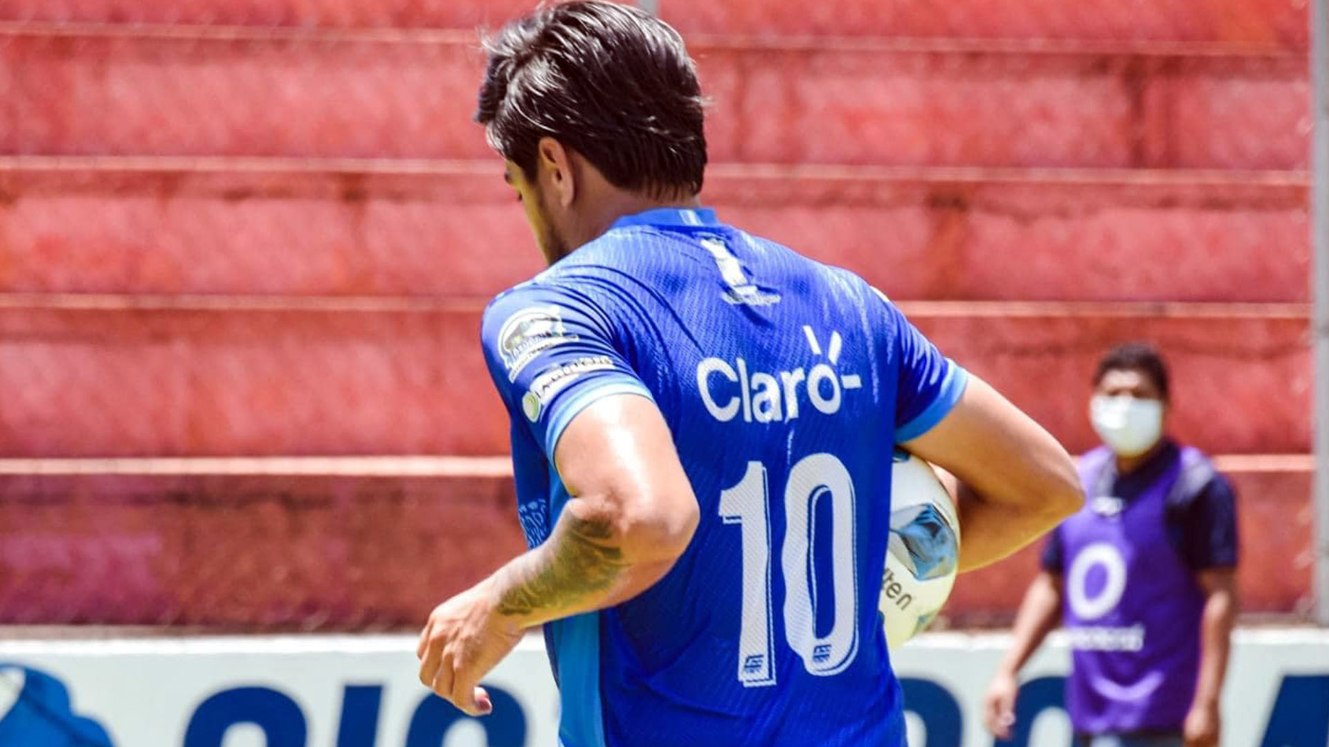 El jugador de Santa Lucía, Jonathan Velásquez lleva el balón bajo el brazo tras anotar el único gol delduelo ante Antigua GFC. (Foto Prensa Libre: FC Santa Lucía Facebook)