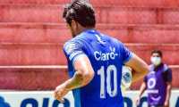 El jugador de Santa Lucía, Jonathan Velásquez lleva el balón bajo el brazo tras anotar el único gol delduelo ante Antigua GFC. (Foto Prensa Libre: FC Santa Lucía Facebook)