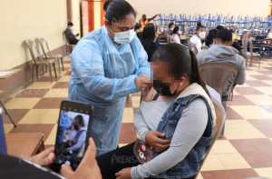Una joven se aplica la primera dosis de la vacuna contra el coronavirus, en Huehuetenango. (Foto Prensa Libre: Mike Castillo)
