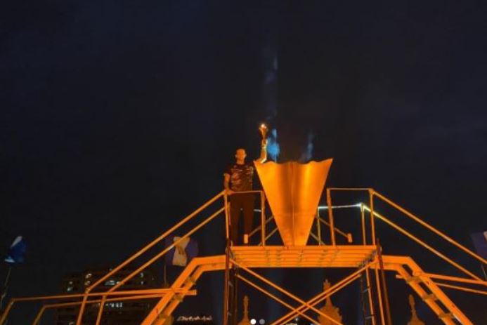 El deportista Kevin Cordón fue invitado para encender el fuego patrio en el Palacio Nacional de la Cultura. (Foto: Instagram)