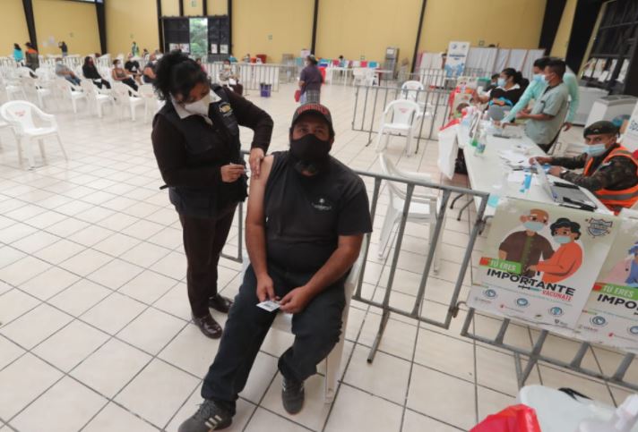 Guatemaltecos acuden a vacunarse contra el covid-19 que ha dejado más de 12 mil muertos en el país. (Foto Prensa Libre: Érick Ávila) 