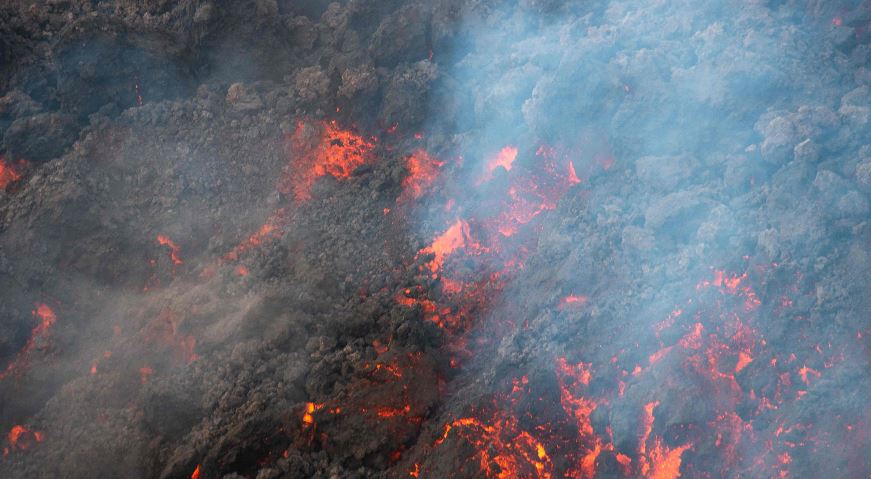 El humo se eleva desde la lava que se enfría en Los Llanos de Aridane, en la isla canaria de La Palma. (Foto Prensa Libre: AFP) 