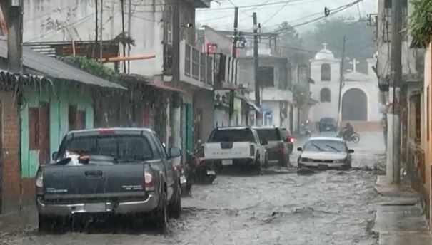 Lluvia inunda calle en El Tejar, Chimaltenango. (Foto Prensa Libre: César Pérez) 
