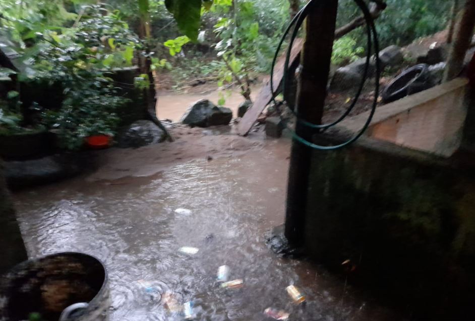 Inundación por desbordamiento del río Ajaxá en San Martín Zapotitlán, Retalhuleu. (Foto Prensa Libre: Conred) 