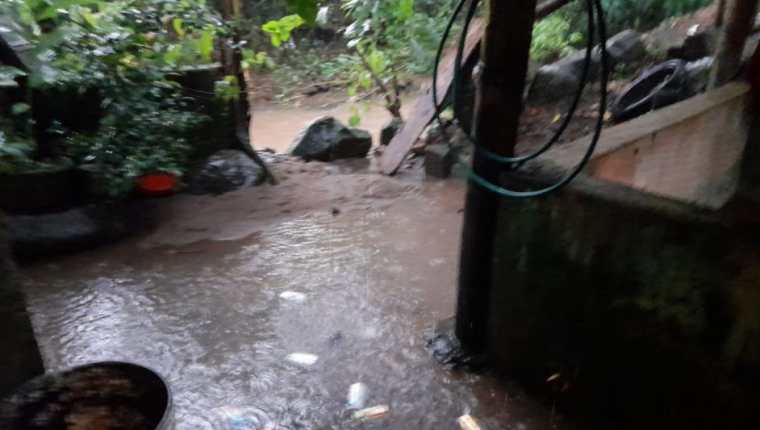 Inundación por desbordamiento del río Ajaxá en San Martín Zapotitlán, Retalhuleu. (Foto Prensa Libre: Conred) 