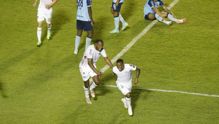 Así festejó Junior Lacayo el gol de la victoria. (Foto Prensa Libre: Esbin García)
