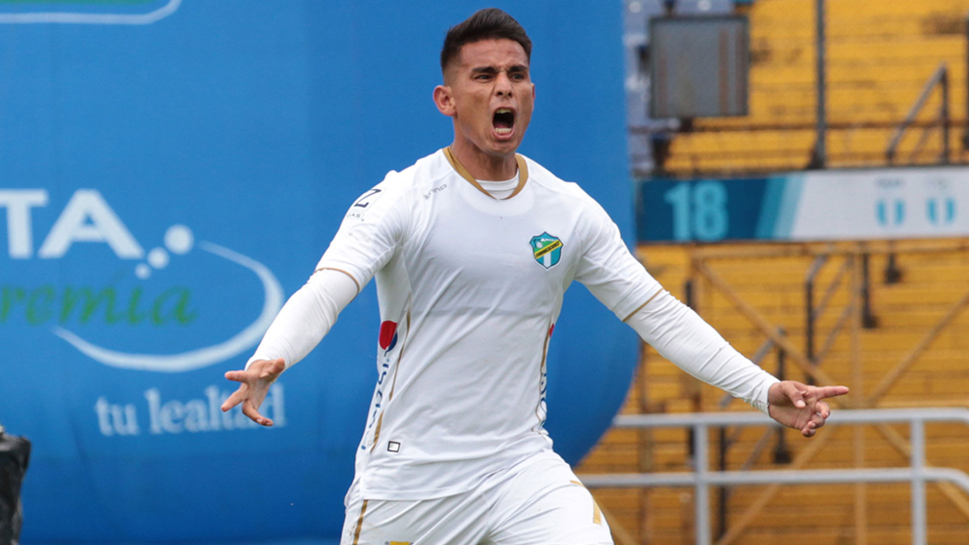 Andrés Lezcano celebrando su segundo gol del campeonato y también el segundo para Comunicaciones ante Municipal este domingo en el Doroteo Guamuch Flores. (Foto Prensa Libre: Comunicaciones Twitter)