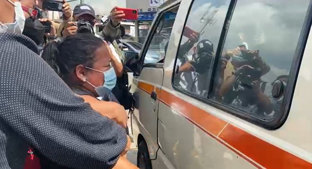 Mujer llora al despedir a pariente que murió por covid-19 en el Hospital del Parque de la Industria. (Foto Prensa Libre: Tomada de video)